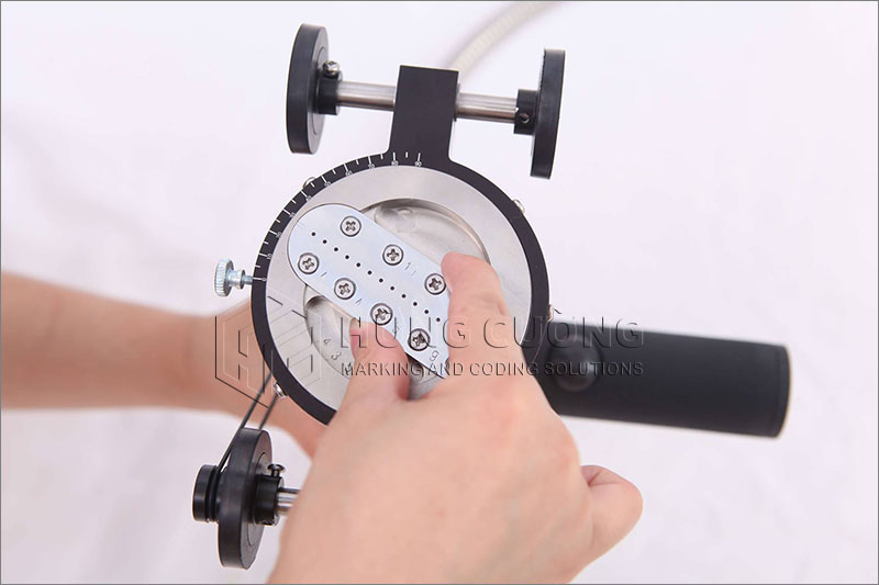 7. May-in-phun-ky-tu-size-lon-cam-tay-t500